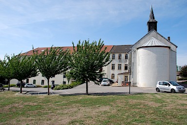 ehemaliges Kloster der Redemptoristen: Ansicht vom Klostergarten aus, rechts zu sehen der Chorraum der Klosterkirche