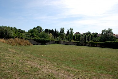 ehemaliges Kloster der Redemptoristen: Blick in den Klostergarten, was ehemals Gemüse und Obstgarten war, ist heute eine Wiese; die Klostermauern sind noch deutlich sichtbar