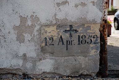 ehemaliges Kloster der Redemptoristen: Grundstein datiert auf 1852. Aus Aufzeichnungen wissen wir: 1852 arbeitet Johannes mit am Bau der Klosterkirche in Téterchen, die »unter glänzender Festlichkeit« vom Bischof von Metz, Metensis, am 13.09.1852 eingeweiht wurde ...