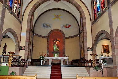 Kirche Notre-Dame: Chorraum, links und rechts befinden sich die Schnitzereien von Bruder Johannes