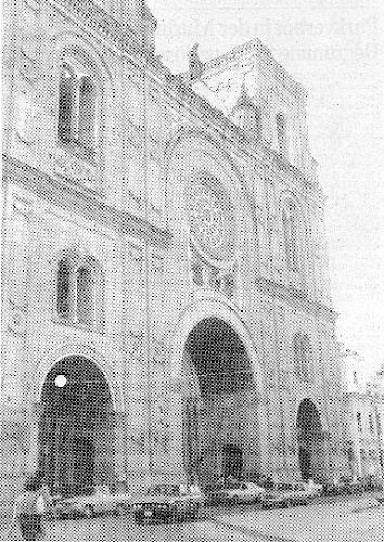 Die Hauptfassade der Kathedrale von Cuenca. Durch die Gestaltung der Fassade wird die enorme Höhe von 72 Metern (einschließlich der Ecktürme) nicht deutlich. Die Kirche faßt insgesamt neuntausend Personen, davon entfallen auf die sich über die ganze Kirchenlänge erstreckende Krypta 3000 Plätze. Durch diese Konstruktion allein ist die Kathedrale sicher ein architektonisches Unikum. - Noch immer ist die Kathedrale nicht ganz fertig: so fehlen noch einige der insgesamt zwölf Seitenaltäre. Innen wurde am künstlerischen Schmuck nicht gespart; sehr viel Gold wurde für die Altäre verwendet, dazu Marmor auch ausländischer Herkunft für die Böden und die Säulen. Die Glasfenster sind durchweg bunt und geben der Kirche eine geheimnisvoll-schöne Stimmung.